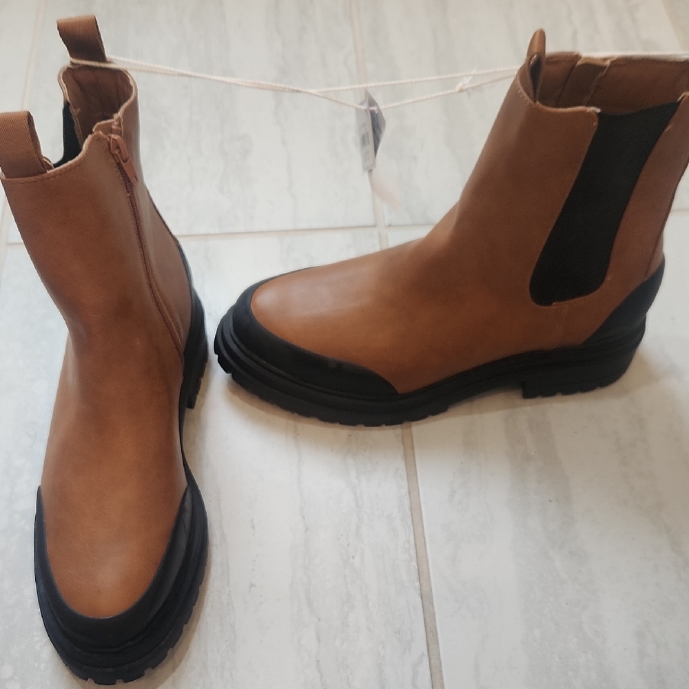 American Eagle Outfitters Tan and Black Ankle Boots